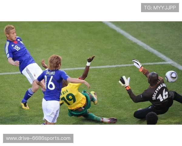 足球球星抱头瞬间展现赛场激情与无奈情绪交织的精彩画面 足球球星抱头瞬间展现赛场激情与无奈情绪交织的精彩画面